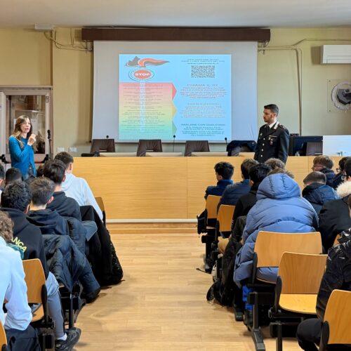 Bullismo e cyberbullismo, incontro-formazione al Cardano: Carabinieri in aula per educare alla legalità