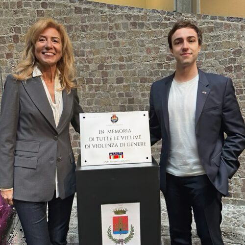 Valenza inaugura il “Muro della Gentilezza” e una targa per tutte le vittime della violenza di genere