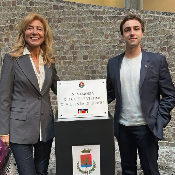 Valenza inaugura il “Muro della Gentilezza” e una targa per tutte le vittime della violenza di genere