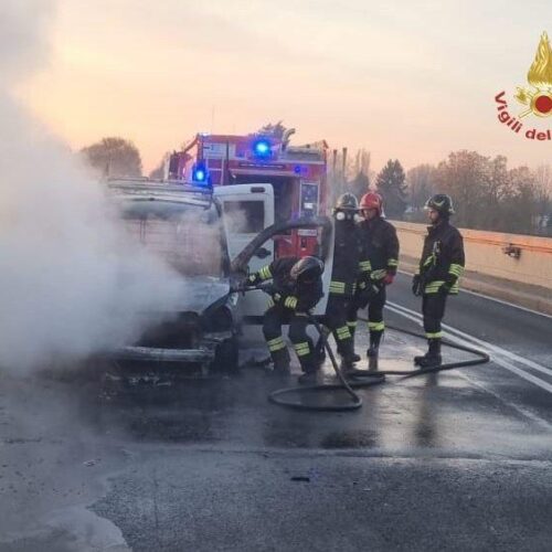 Spento l’incendio di un furgone sul Ponte dell’Impero a Pavia