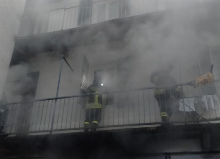 Chiusa via Plana per l’incendio di due scantinati: in corso la verifica dei danni