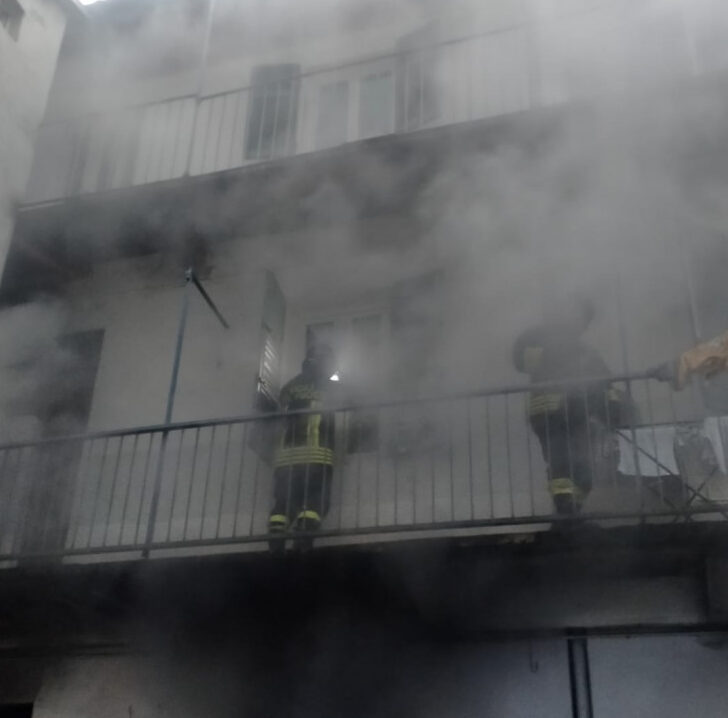 Chiusa via Plana per l’incendio di due scantinati: in corso la verifica dei danni