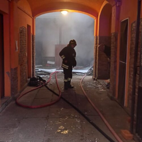 Spento l’incendio nello scantinato di via Plana ad Alessandria: edificio agibile
