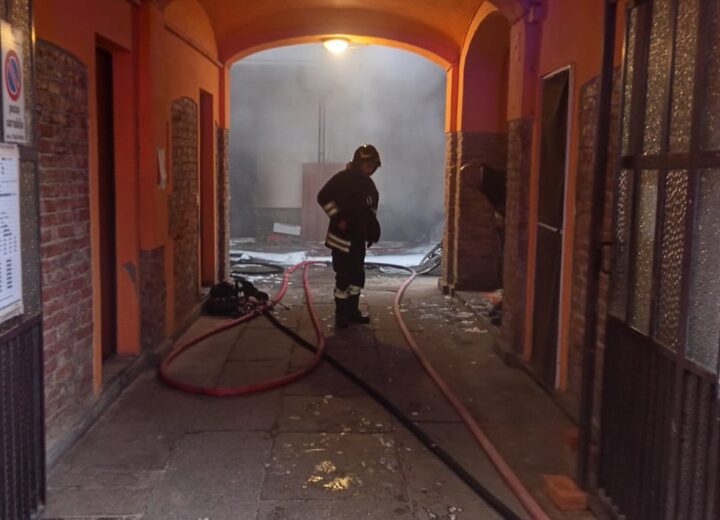 Spento l’incendio nello scantinato di via Plana ad Alessandria: edificio agibile