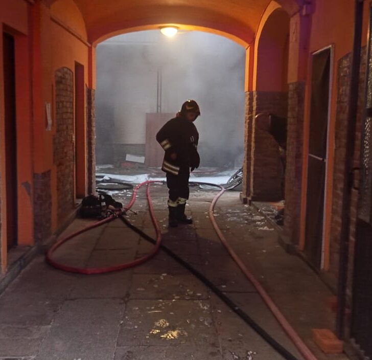 Spento l’incendio nello scantinato di via Plana ad Alessandria: edificio agibile