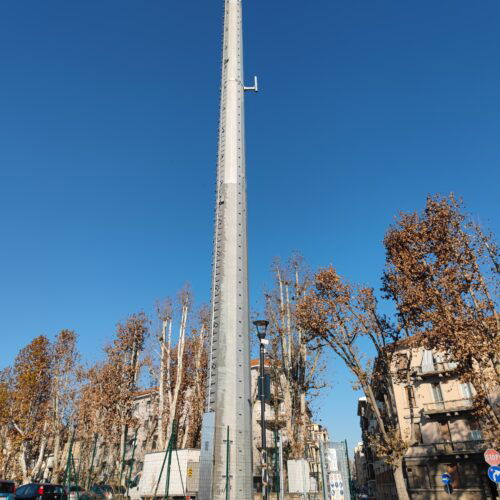 Maxi antenna nel parcheggio Tiziano di Alessandria: la perplessità di una cittadina e la risposta del sindaco