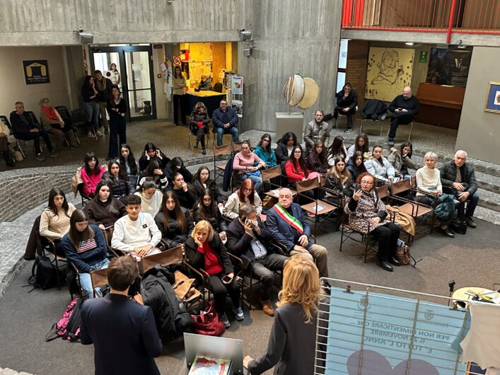Valenza inaugura il “Muro della Gentilezza” e una targa per tutte le vittime della violenza di genere