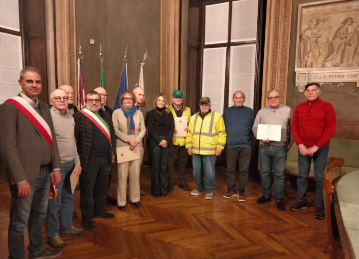 Ad Alessandria premiati i “nonni vigili”, ex agenti in pensione impegnati ogni giorno davanti alle scuole