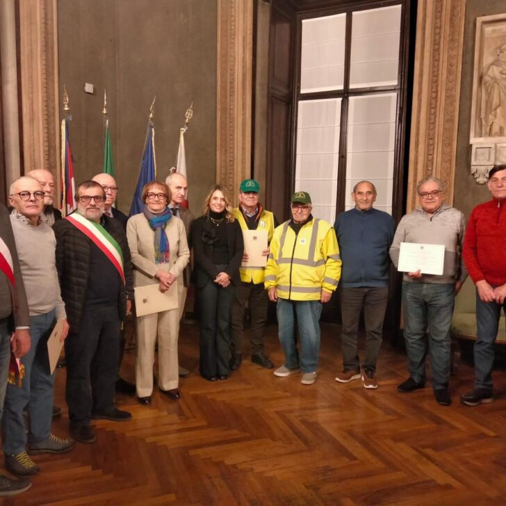 Ad Alessandria premiati i “nonni vigili”, ex agenti in pensione impegnati ogni giorno davanti alle scuole