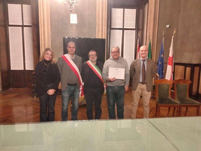 Ad Alessandria premiati i “nonni vigili”, ex agenti in pensione impegnati ogni giorno davanti alle scuole