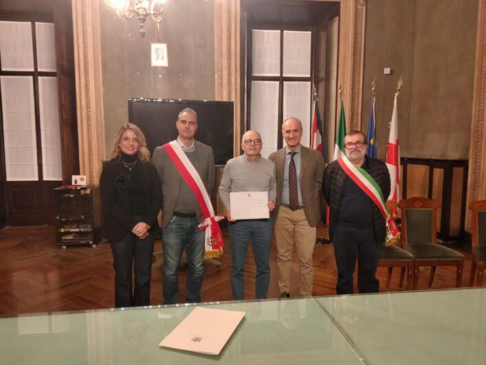 Ad Alessandria premiati i “nonni vigili”, ex agenti in pensione impegnati ogni giorno davanti alle scuole