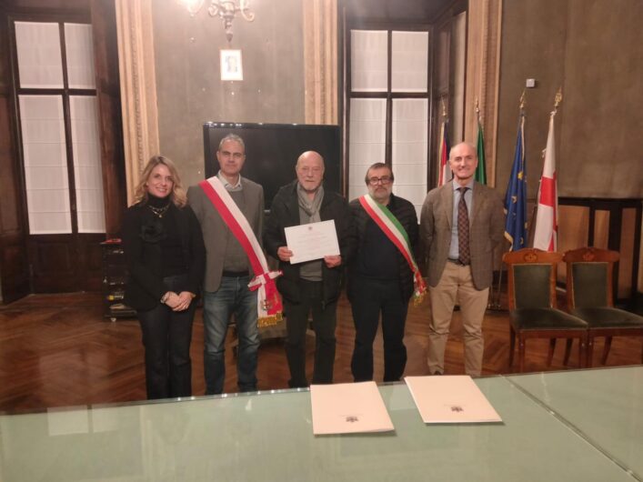 Ad Alessandria premiati i “nonni vigili”, ex agenti in pensione impegnati ogni giorno davanti alle scuole