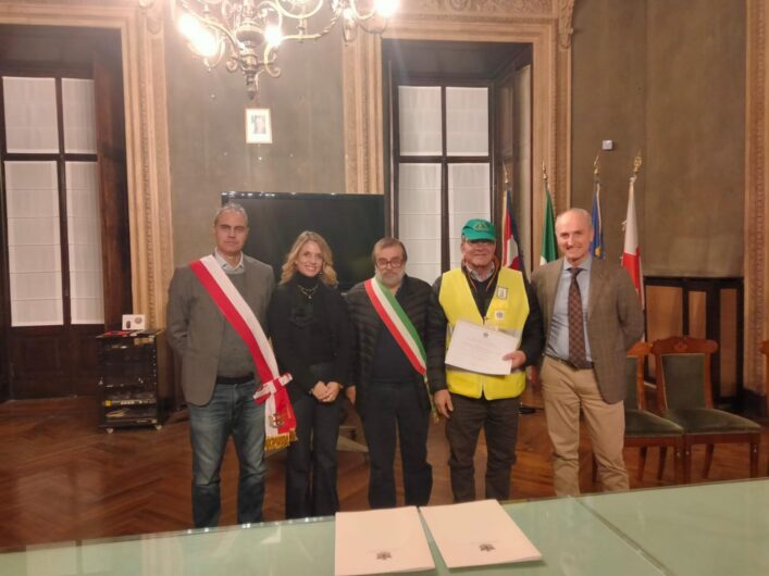 Ad Alessandria premiati i “nonni vigili”, ex agenti in pensione impegnati ogni giorno davanti alle scuole