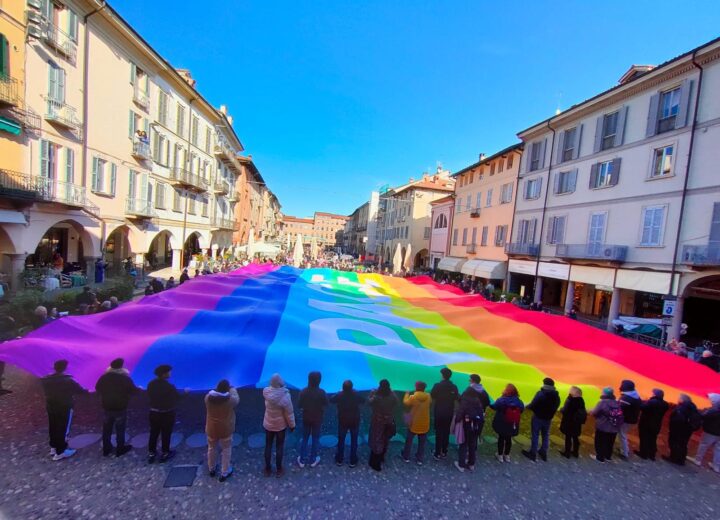 Pavia accoglie la Carovana della pace. La grande bandiera arcobaleno in piazza della Vittoria