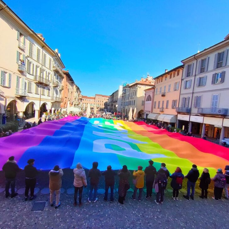 Pavia accoglie la Carovana della pace. La grande bandiera arcobaleno in piazza della Vittoria