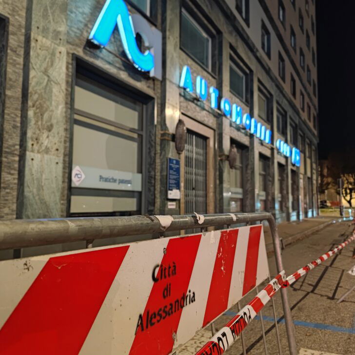 Cade un pezzo di cornicione del palazzo dell’Aci di Alessandria: l’area è stata transennata