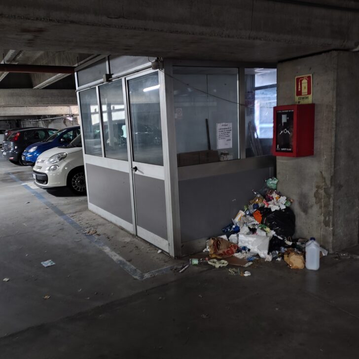 Degrado al parcheggio Ambrosoli di Alessandria, tra rifiuti e atti vandalici: la segnalazione di un cittadino