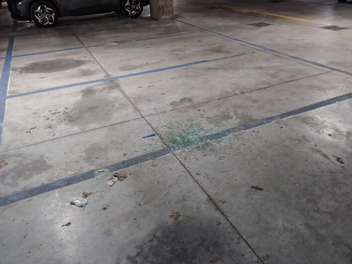 Degrado al parcheggio Ambrosoli di Alessandria, tra rifiuti e atti vandalici: la segnalazione di un cittadino