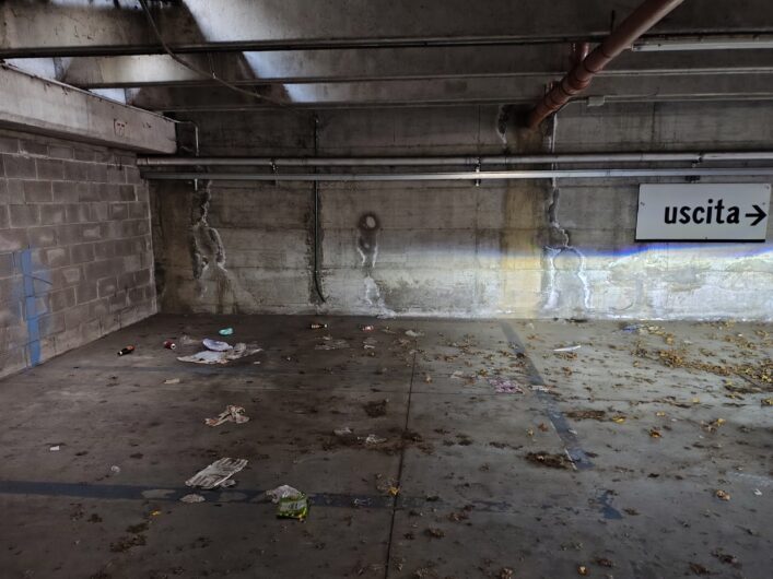 Degrado al parcheggio Ambrosoli di Alessandria, tra rifiuti e atti vandalici: la segnalazione di un cittadino