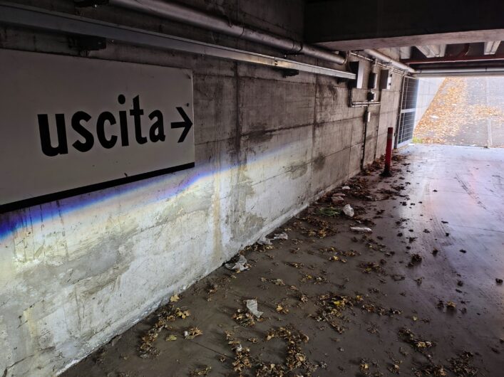 Degrado al parcheggio Ambrosoli di Alessandria, tra rifiuti e atti vandalici: la segnalazione di un cittadino