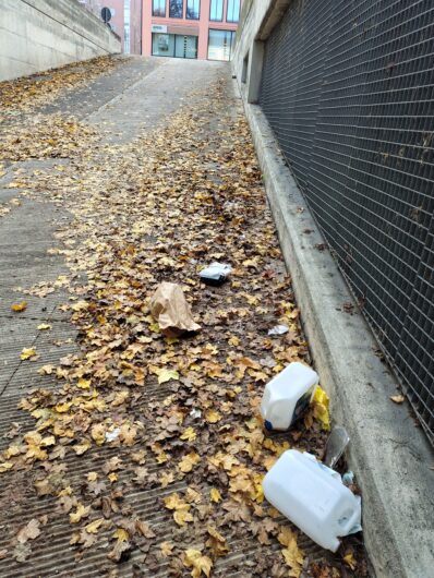 Degrado al parcheggio Ambrosoli di Alessandria, tra rifiuti e atti vandalici: la segnalazione di un cittadino