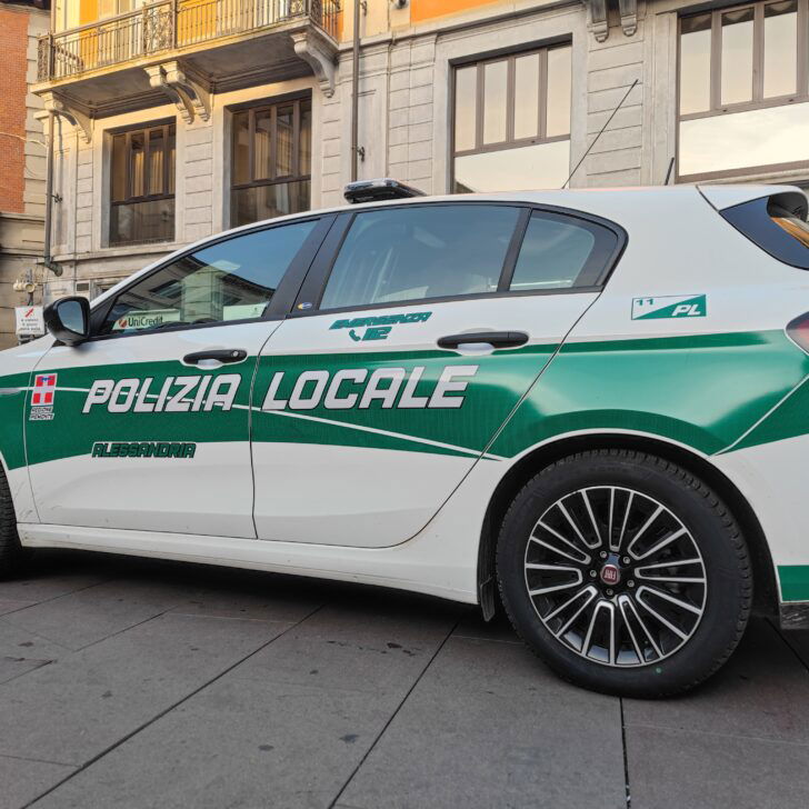 Ambulante irregolare al mercato di Alessandria: vendeva scarpe senza autorizzazioni