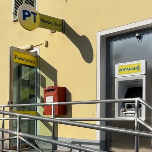 Rapina a mano armata alle Poste di Solonghello: bottino di decine di migliaia di euro, caccia ai due malviventi