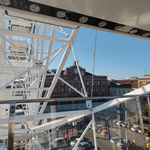 Piace la ruota panoramica nel cuore di Alessandria: e c’è chi l’avrebbe voluta più alta