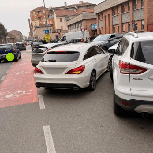 Caos parcheggi davanti alle scuole di Alessandria: un papà invoca “rispetto delle regole e controlli”