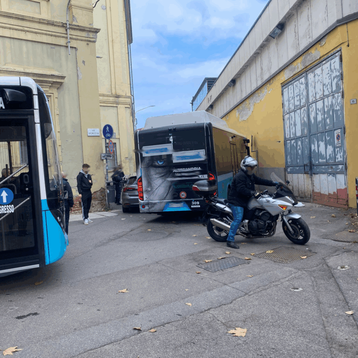 Parcheggio selvaggio all’angolo, in sosta vietata, e il traffico si blocca