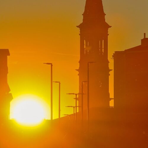 Il tramonto del sole dietro al campanile: la foto scattata ad Alessandria