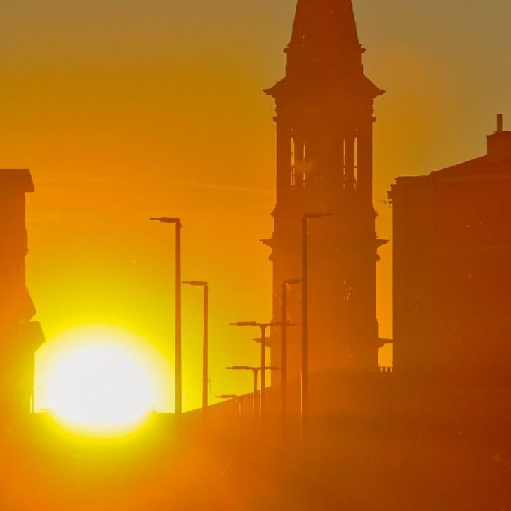 Il tramonto del sole dietro al campanile: la foto scattata ad Alessandria