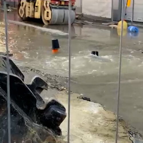 Perdita d’acqua in via Piave, all’incrocio con via Cordara ad Alessandria