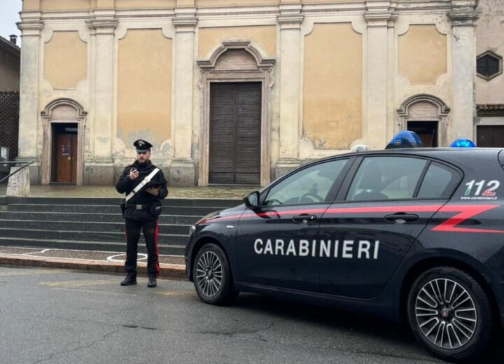 Rubati un telefono, soldi e l’auto del prete nella canonica di Pieve Porto Morone: due denunce