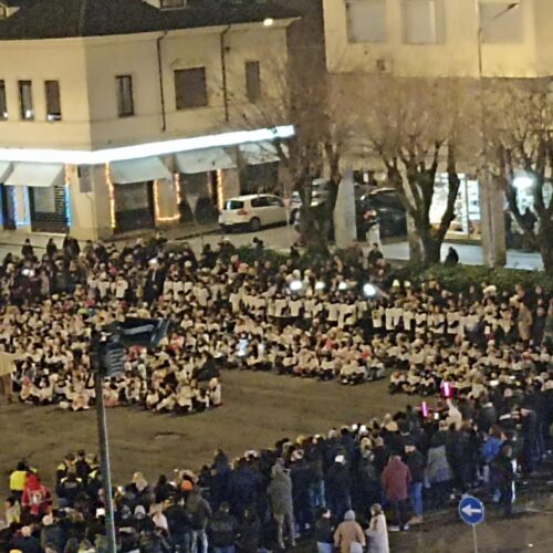 “Il canto per la pace” dei bambini di Valenza. 650 alunni riempiono piazza Gramsci