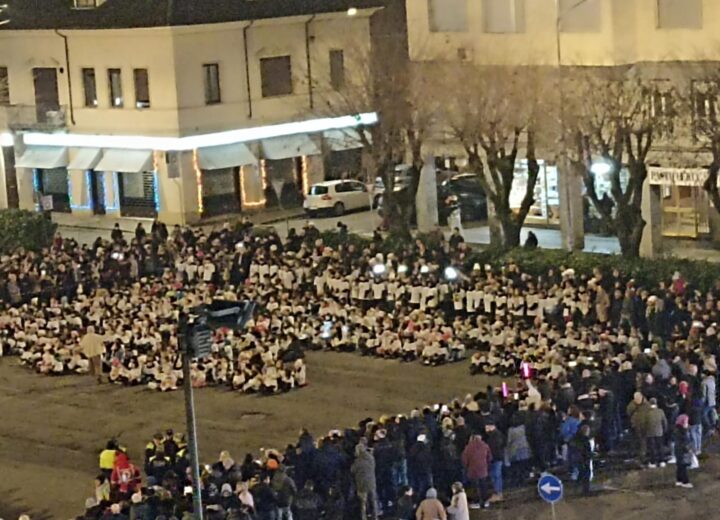 “Il canto per la pace” dei bambini di Valenza. 650 alunni riempiono piazza Gramsci