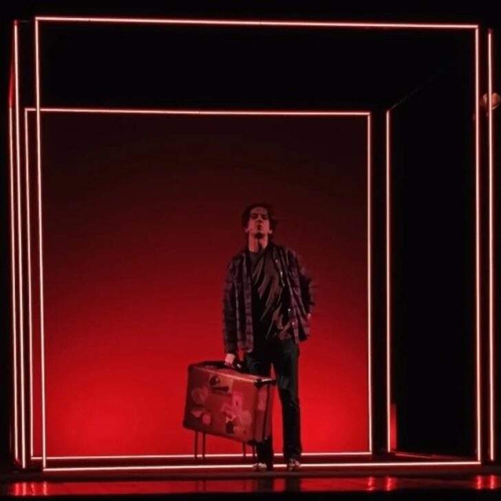 Stasera a Valenza Francesco Mandelli in “Baby Reindeer”. La recensione in anteprima