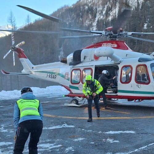 L’operatrice del Soccorso Alpino fuori servizio che indossa il giubbino e soccorre i feriti della funivia a Macugnaga