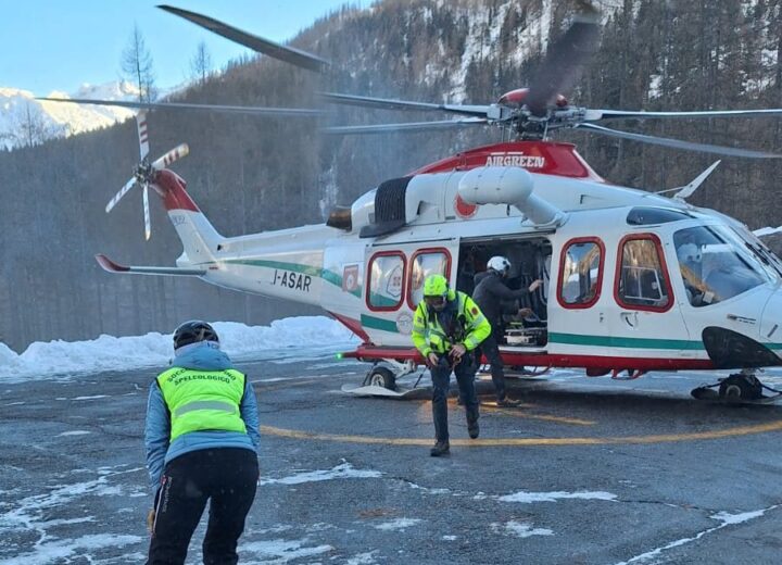 L’operatrice del Soccorso Alpino fuori servizio che indossa il giubbino e soccorre i feriti della funivia a Macugnaga