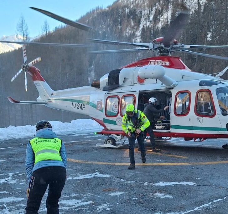 L’operatrice del Soccorso Alpino fuori servizio che indossa il giubbino e soccorre i feriti della funivia a Macugnaga