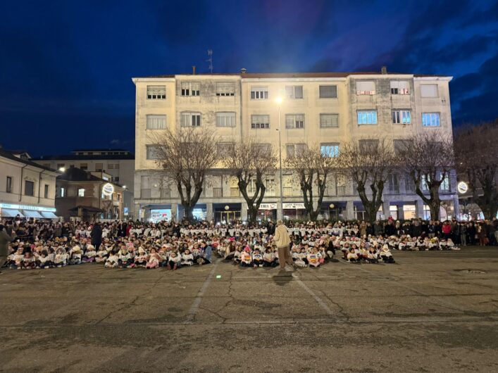 “Il canto per la pace” dei bambini di Valenza. 650 alunni riempiono piazza Gramsci