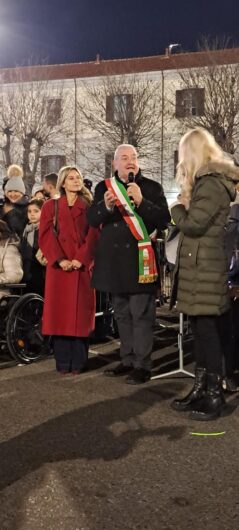 “Il canto per la pace” dei bambini di Valenza. 650 alunni riempiono piazza Gramsci