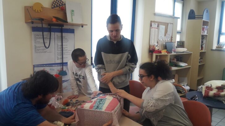 I ragazzi del centro Sole Luna in aiuto al gattile Panciaallegra: “Così abbiamo scoperto di essere utili”