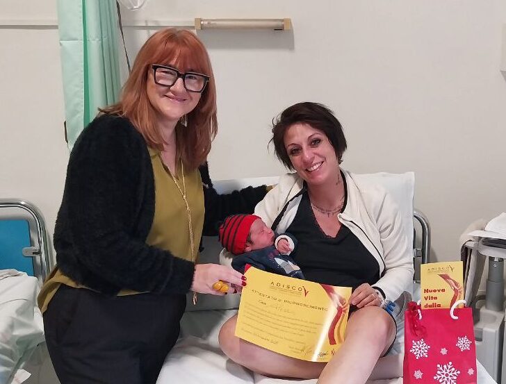 Il dono di Natale di sei neonati: donato il cordone ombelicale per salvare altri bambini