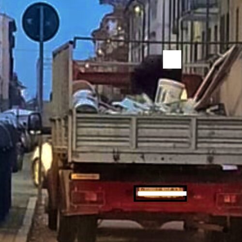 Materiale edile nei cassonetti dei rifiuti: sanzionati in due