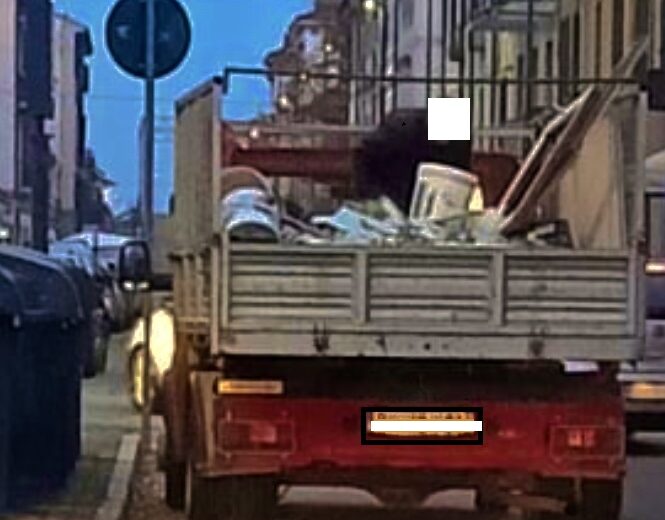 Materiale edile nei cassonetti dei rifiuti: sanzionati in due