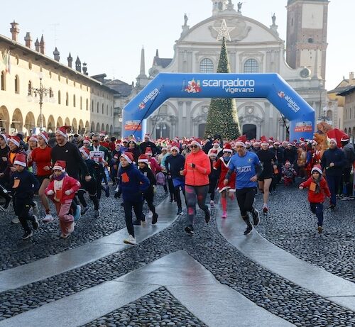 Scarpadoro di Natale, oltre 700 in Piazza Ducale a Vigevano. Raccolti 2.500 euro per la Cooperativa Meraki