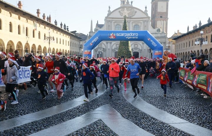 Scarpadoro di Natale, oltre 700 in Piazza Ducale a Vigevano. Raccolti 2.500 euro per la Cooperativa Meraki