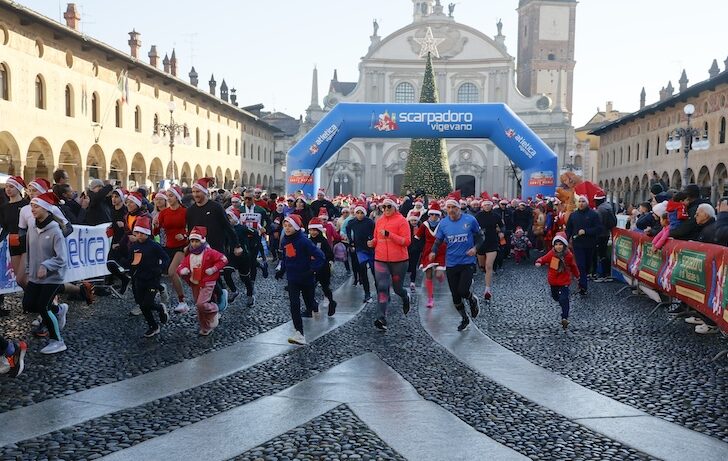 Scarpadoro di Natale, oltre 700 in Piazza Ducale a Vigevano. Raccolti 2.500 euro per la Cooperativa Meraki