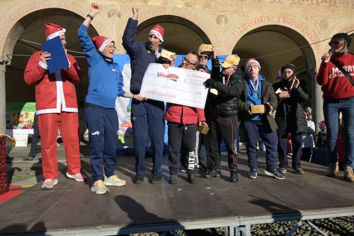 Scarpadoro di Natale, oltre 700 in Piazza Ducale a Vigevano. Raccolti 2.500 euro per la Cooperativa Meraki